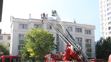 Kayseri Kocasinan'da tadilattaki öğrenci yurdunun çatısında yangın çıktı, söndürüldü