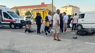 Keşan'da otomobille çarpışan motosikletteki 2 kişi yaralanarak hastaneye kaldırıldı
