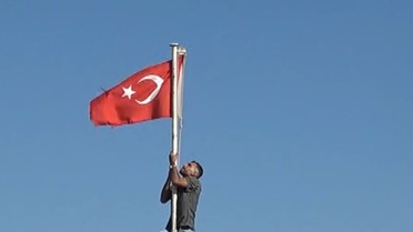 Kilis'te genç, Ravanda Kalesi'ndeki Türk bayrağını ayakkabılarını çıkarıp düzeltti