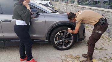 Araç motoruna giren yavru kediyi, polisin telefonundan yükselen miyavlama dışarı çıkardı