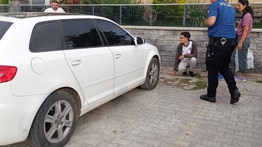 Konya Beyşehir'de polis, vatandaş ihbarıyla otomobil motorundaki yavru kediyi çıkardı