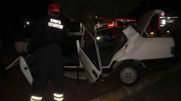 Konya Beyşehir'de TOFAŞ ağaca çarptı, kaza anı kamerada, 1'i ağır 2 kişi yaralandı
