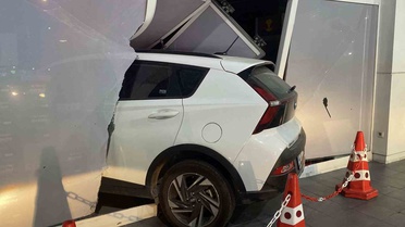 Küçükçekmece'de benzinliğin malzeme odasına giren otomobildeki sürücü yaralanmadı