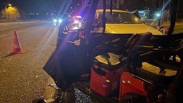 Kütahya Tavşanlı'da otomobilin çarptığı elektrikli bisikletteki 2 kişi yaralandı