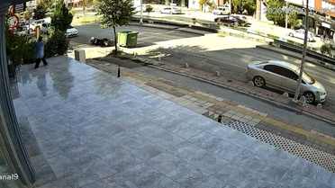 Malatya'da hafif ticari araç motosikletli kuryeye çarptı, kaza kameraya yansıdı