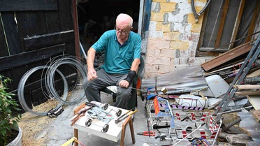 Manisa Demirci'de 69 yaşındaki adam, tel arabaları çocuklara hediye ediyor