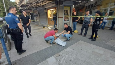 Manisa Salihli'de kuyumcu soygununda 2 kişiyi yaralayan şüpheli esnafa yakalandı