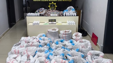 Mersin'de hastane otoparkındaki panelvanda 256 bin 900 sentetik ecza hapı ele geçirildi