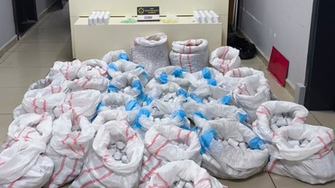 Mersin'de hastane otoparkındaki araçta 256 bin 900 sentetik ecza hapı ele geçirildi