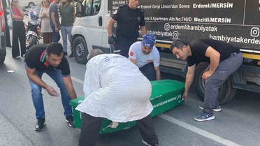 Mersin Erdemli'de tırla çarpışan motosiklet savruldu, sürücü öldü oğlu yaralandı
