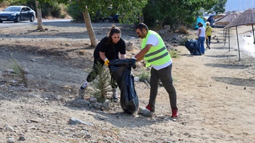 Bodrum Belediyesi ve gönüllüler Gümbet Sahili'nde yarım tona yakın atık topladı