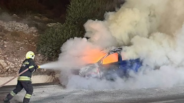 Muğla Bodrum'da alev alan otomobil söndürüldü, elektrik arkından çıktığı sanılıyor