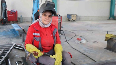 Oltu'da kadın kaynak ustası, 30 yıla yakın deneyimiyle iş yerinin gözde elemanı oldu