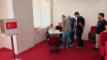 210 üyeli Adıyaman Veteriner Hekimleri Odası'nda Orhan Öztürk yeniden başkan seçildi