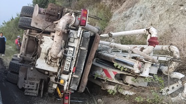 Osmaniye'nin Kadirli ilçesinde beton mikseri devrildi, sıkışan sürücü yaralandı