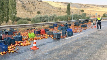 Ankara Polatlı'da tırın dorsesi yan yattı, şeftaliler yola saçıldı, trafik aksadı