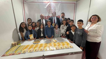 Samsun Vezirköprü'de 15 öğrenci, yazdıkları masalları Kitap Günleri'nde tanıttı