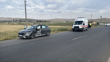 Sivas Ulaş'ta iki otomobilin çarpıştığı kazada 5 kişi yaralandı