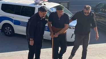 Tekirdağ Kapaklı'da eşini öldüren Mehmet Ünlü adliyeye sevk edilirken polis yardımcı oldu