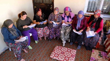 Ümmiye Koçak, 'Anne, elimi bırakma' oyunuyla bağımlılığı sahneye taşıyor