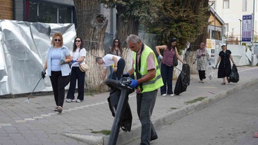 Vali Taşolar sahaya indi: Eline fırça ve faraş alıp şehri temizledi