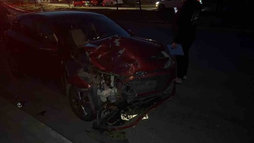 Virajı alamayan otobüs iki otomobile çarptı: Ölümle burun buruna geldiler
