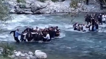 Yüksekova'da hayatını kaybeden 57 yaşındaki adamın cenazesi kilometrelerce omuzlarda taşındı