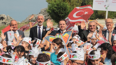 Zonguldak Kozlu'da öğrenciler Gazzeli çocuklar için uçurtma etkinliğine katıldı.