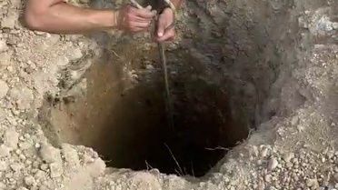 Adana'da şantiyedeki kuyuda mahsur kalan köpek itfaiye ekiplerince halatla kurtarıldı