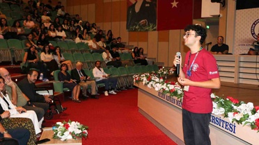 ADÜ Tıp Fakültesi yeni öğrencilerine oryantasyonu Atatürk Kongre Merkezi'nde yaptı