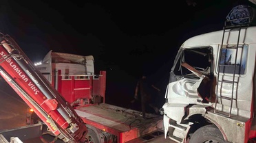 Afyonkarahisar Emirdağ'da kamyon kamyona arkadan çarptı, sürücü vinçle kurtarıldı