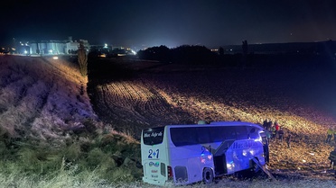Amasya Merzifon'da kontrolden çıkan yolcu otobüsü tarlaya girdi, 24 kişi yaralandı