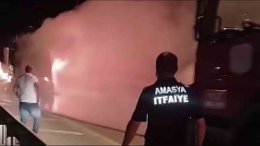 Seyir halindeki gübre yüklü tır Amasya'da alev topuna döndü, sürücü kurtuldu
