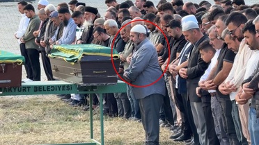 Arkadaşları tarafından katledilen 2 kardeşin cenaze namazını babaları kıldırdı