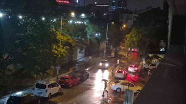 Ankara'da sağanak yağış sokakları göle döndürdü, trafikte aksama yaşandı
