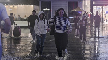 Ankara'da akşam başlayan sağanak trafiği etkiledi, vatandaşlar duraklara sığındı