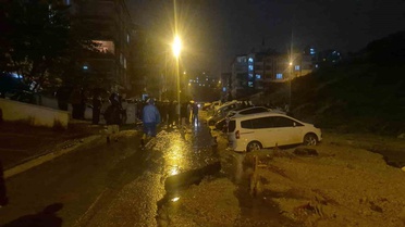 Ankara Keçiören'de sağanak yolu çökertti, onlarca araç çukurda kaldı