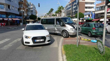 Antalya Manavgat'ta kavşakta dönen kamyonet otomobile çarptı, yaralanan olmadı