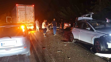 Antalya Serik'te 4 araçlı zincirleme kaza D-400'de trafiği durdurdu, 2 kişi yaralandı