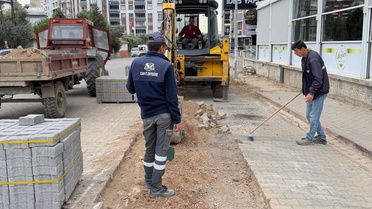 Balıkesir Edremit Kadıköy'de 20140. Sokak'ta yol bakım çalışması sürüyor