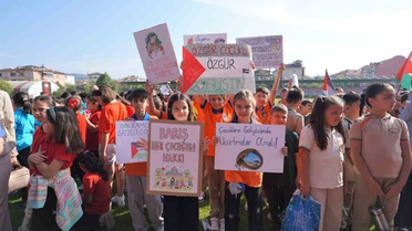 Bartın'da 585 öğrenci uçurtma etkinliğinde Gazze saldırılarını protesto etti