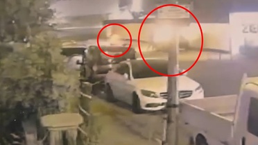Batman'da 2 kişi park halindeki otomobili ateşe verdi, olay anı kamerada