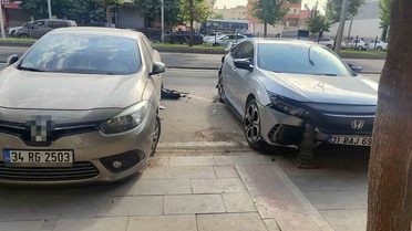 Batman'da kontrolden çıkan otomobil, park halindeki 2 araca çarptı, sürücü kaçtı