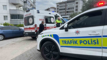 Bursa Mudanya'da önüne araç çıkan kurye kaygan yolda savrularak yaralandı