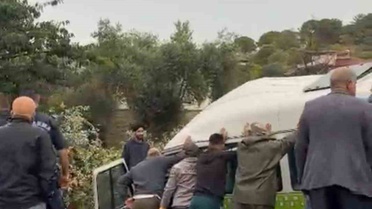 Çanakkale Gökçeada'da devrilen minibüste sürücü yaşamını yitirdi, 2 kişi yaralandı