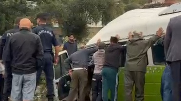 Çanakkale Gökçeada'da minibüs su kanalına devrildi, sürücü öldü, 2 yolcu yaralandı