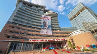 CHP Genel Merkezi'ne 'Siyaset zenginleşme aracı değildir' yazılı pankart asıldı