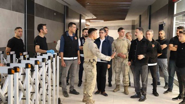 Doğubayazıt Kaymakamı Ayvat, Gürbulak TIR Parkı'nda gece yoğunluk tedbirlerini inceledi