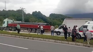 Düzce Akçakoca yolunda hasta nakil ambulansı tıra çarptı, sürücü yaralandı