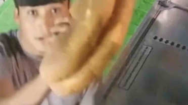 Gece markete gelen gençlerin hareketi kamerada! Ekmeğin parasını kasaya bıraktılar